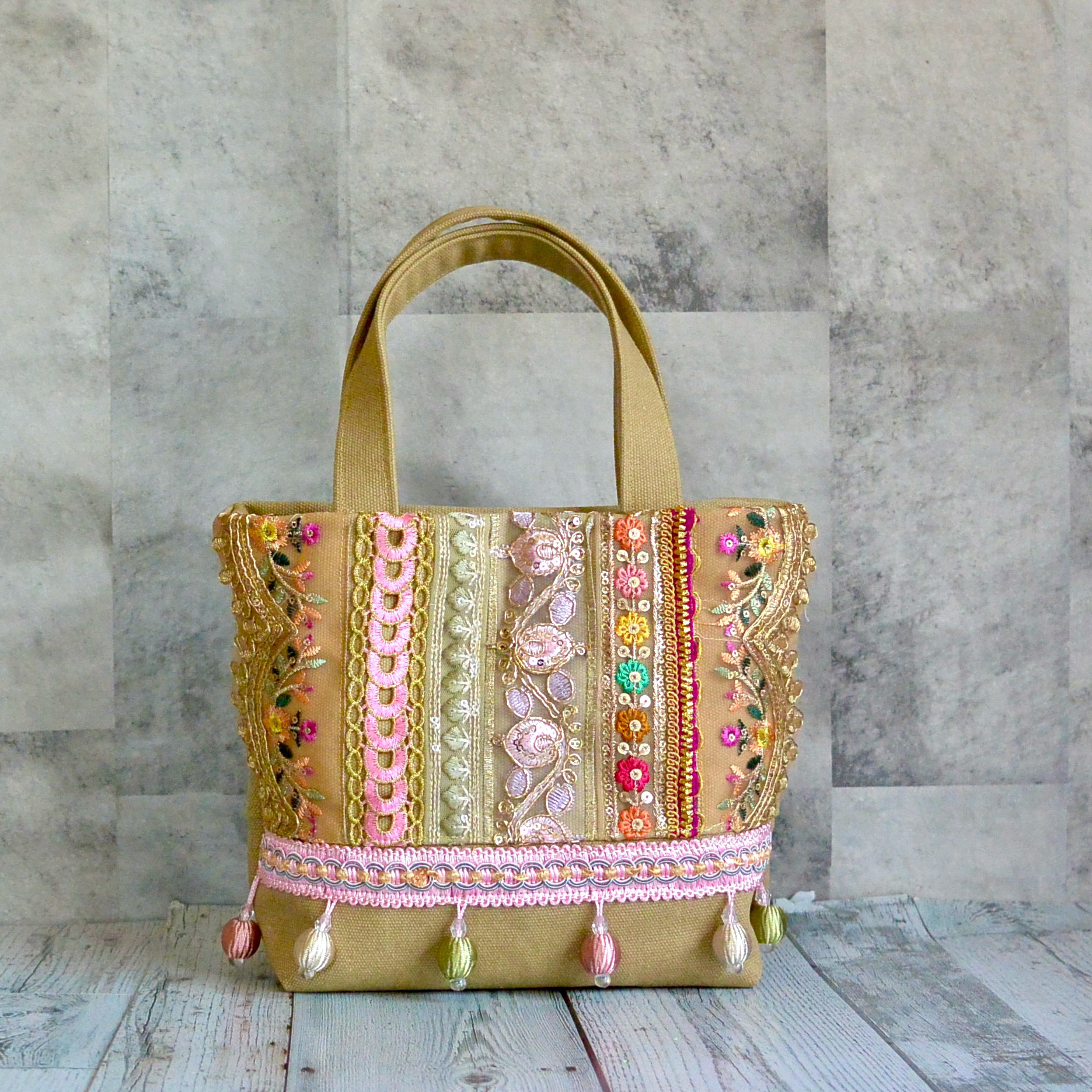 モダンなインド刺繍とタッセンリボンが揺れるトートバッグ【Sサイズ】
