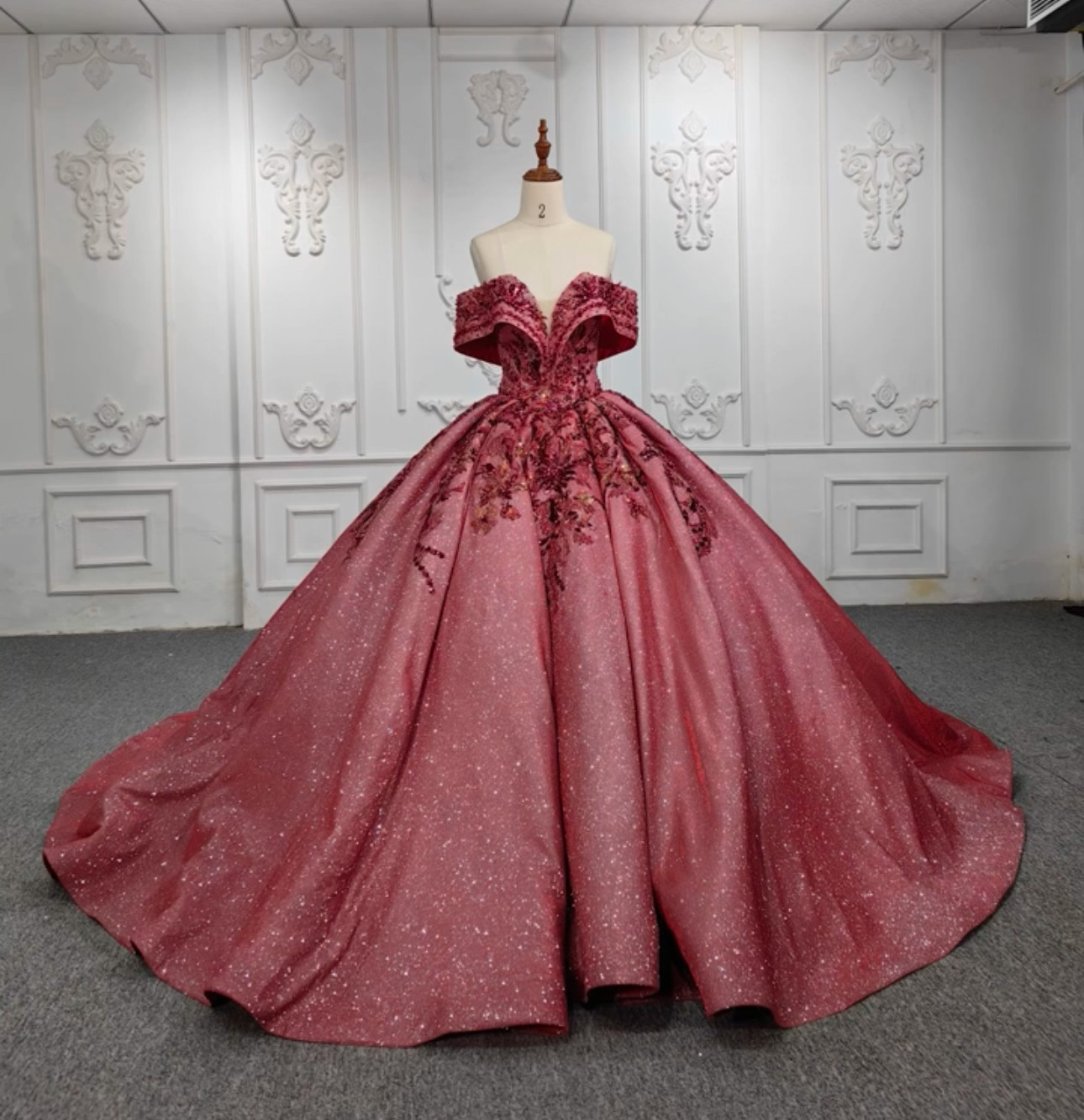 素材感を際立つオフショルダー二の腕カバー　ワインレッド　華やかな　キラキラドレス　音楽会コンテスト成人式卒業式　胸フリル