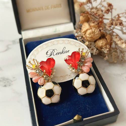 サッカーボールのイヤリング【夏・大人可愛い・遊び心・レッド・ハート
