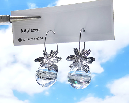 シルバーフラワー×ウォーターイン オーロラガラスドームピアス