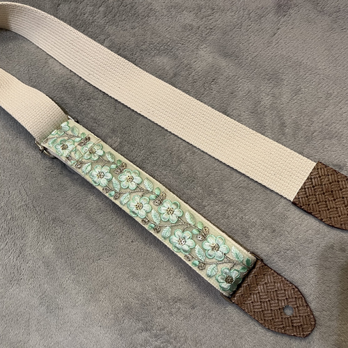 美しい水色花インド刺繍リボンウクレレストラップ4センチ幅 楽器