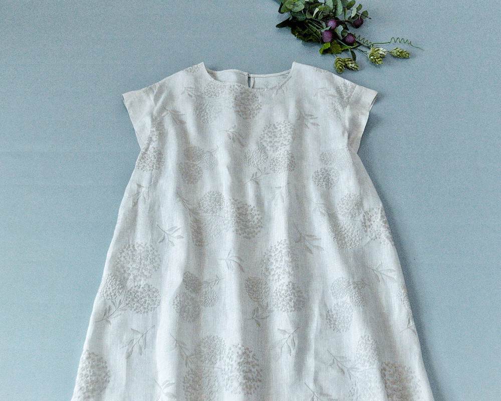 リネン100％総刺繍生地+ピンタック仕様無地シンプルな大人可愛いワンピース♪