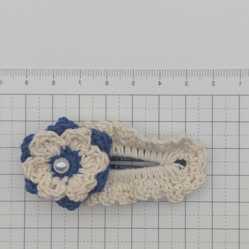 手編みお花のパッチンピン(青） ヘアクリップ・バナナクリップ