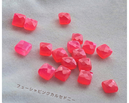 ∴天然石ビーズ∵フューシャピンクカルセドニー（染） クッション