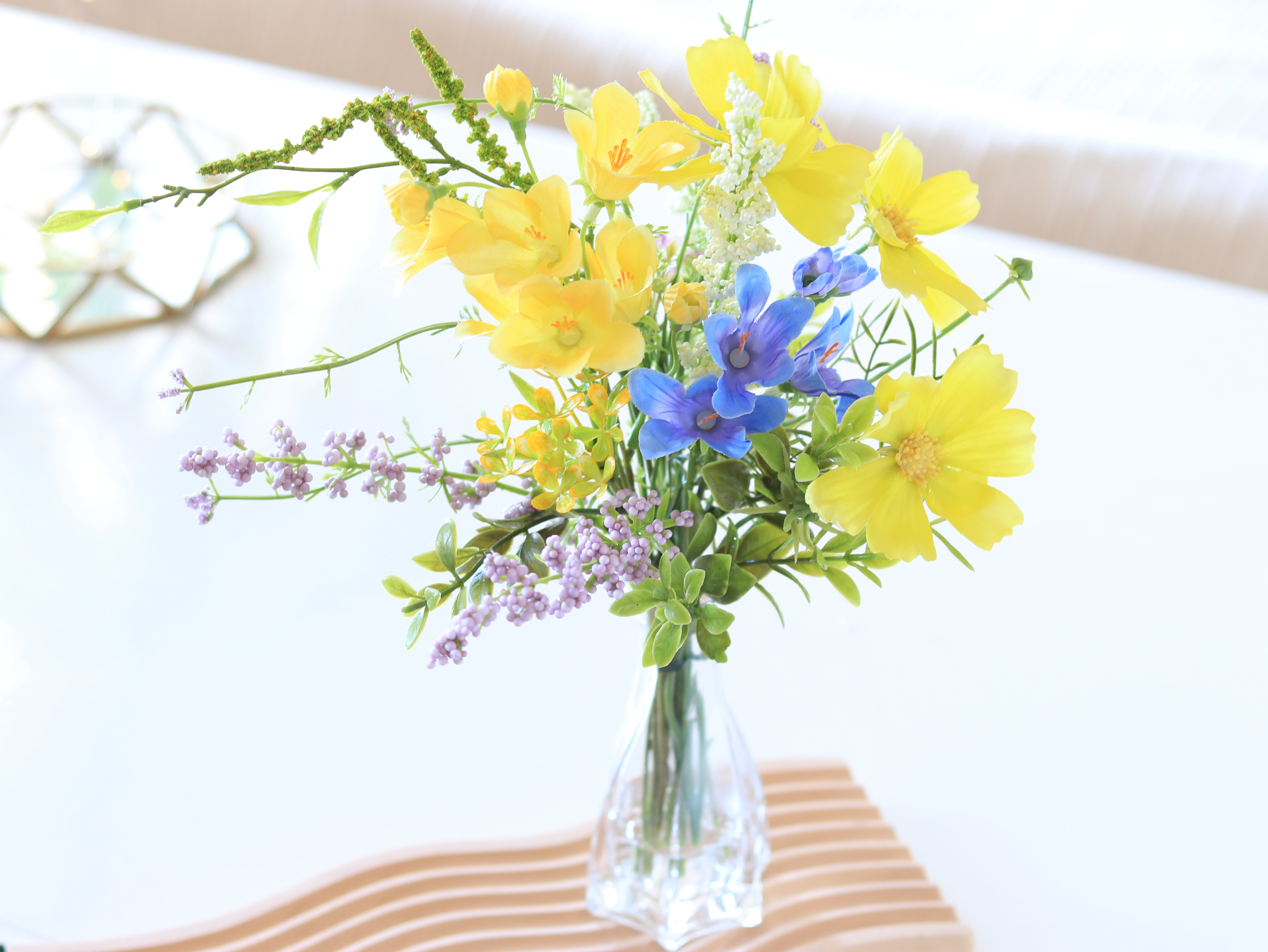 枯れないこぼれない　キバナコスモスとカンパニュラの彩り豪華ブーケ〜ガラスベースに映える華やかアレンジ