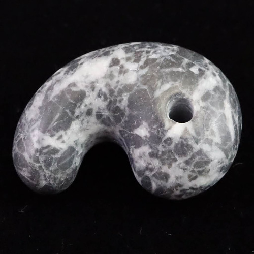 近江多賀石 34mm 勾玉 13.6g #88760 天然石 榎本通商 通販 19624870