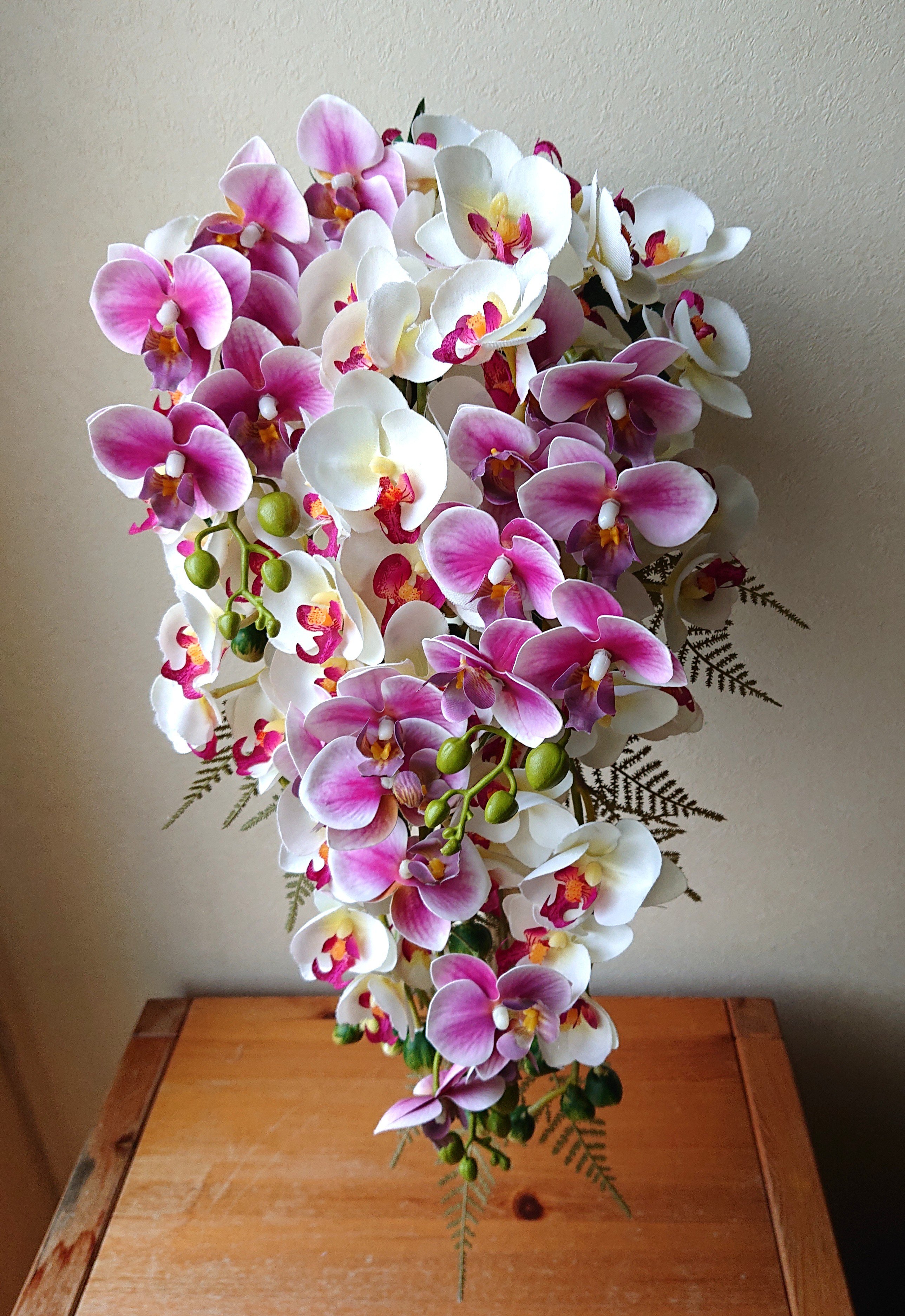 胡蝶蘭のキャスケードブーケ♪ブートニア付き♪生花みたいに綺麗な造花です♪高品質なのに安い