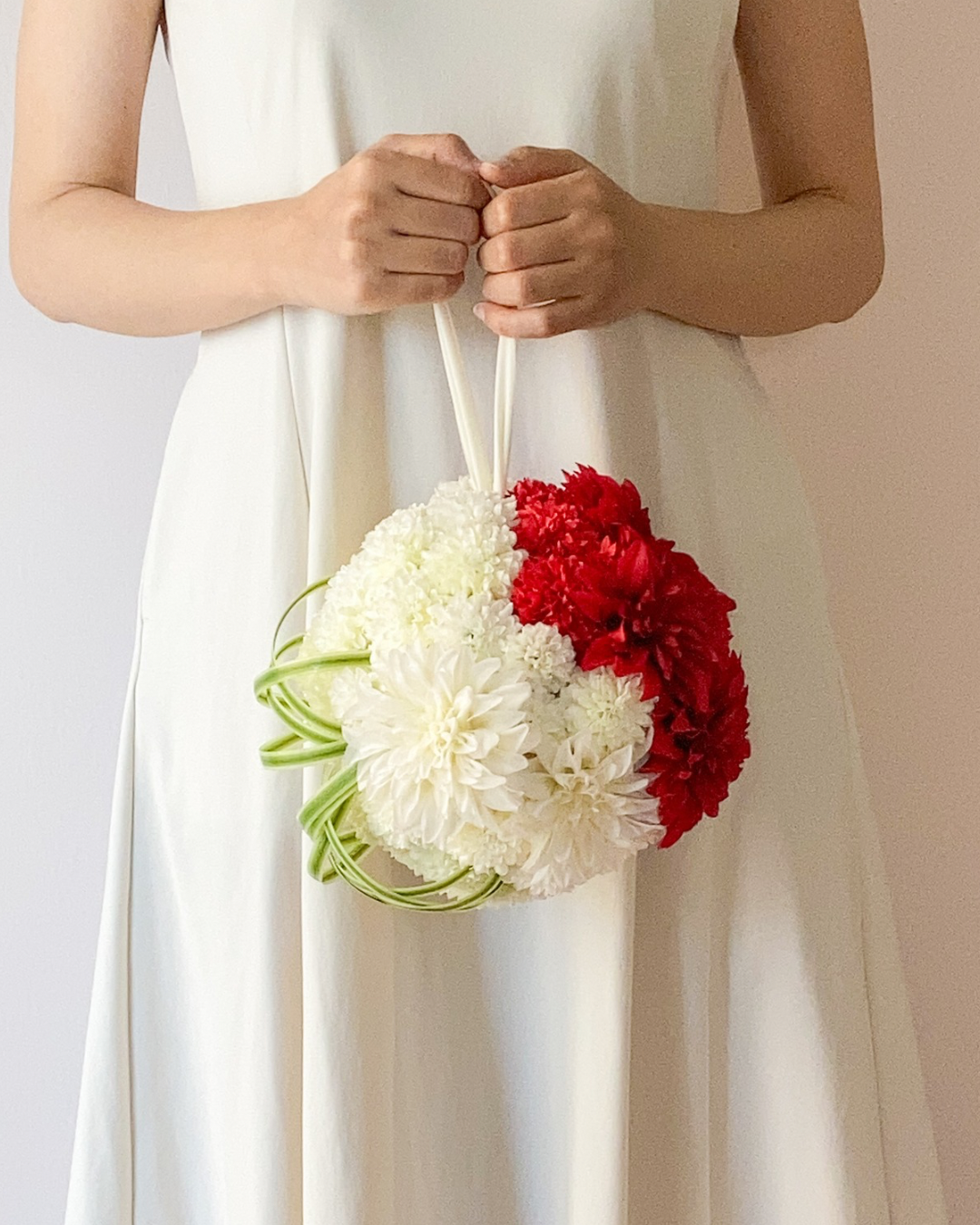 紅白のボールブーケ／アーティフィシャルフラワー／ウェディングブーケ／和装ブーケ／前撮りブーケ