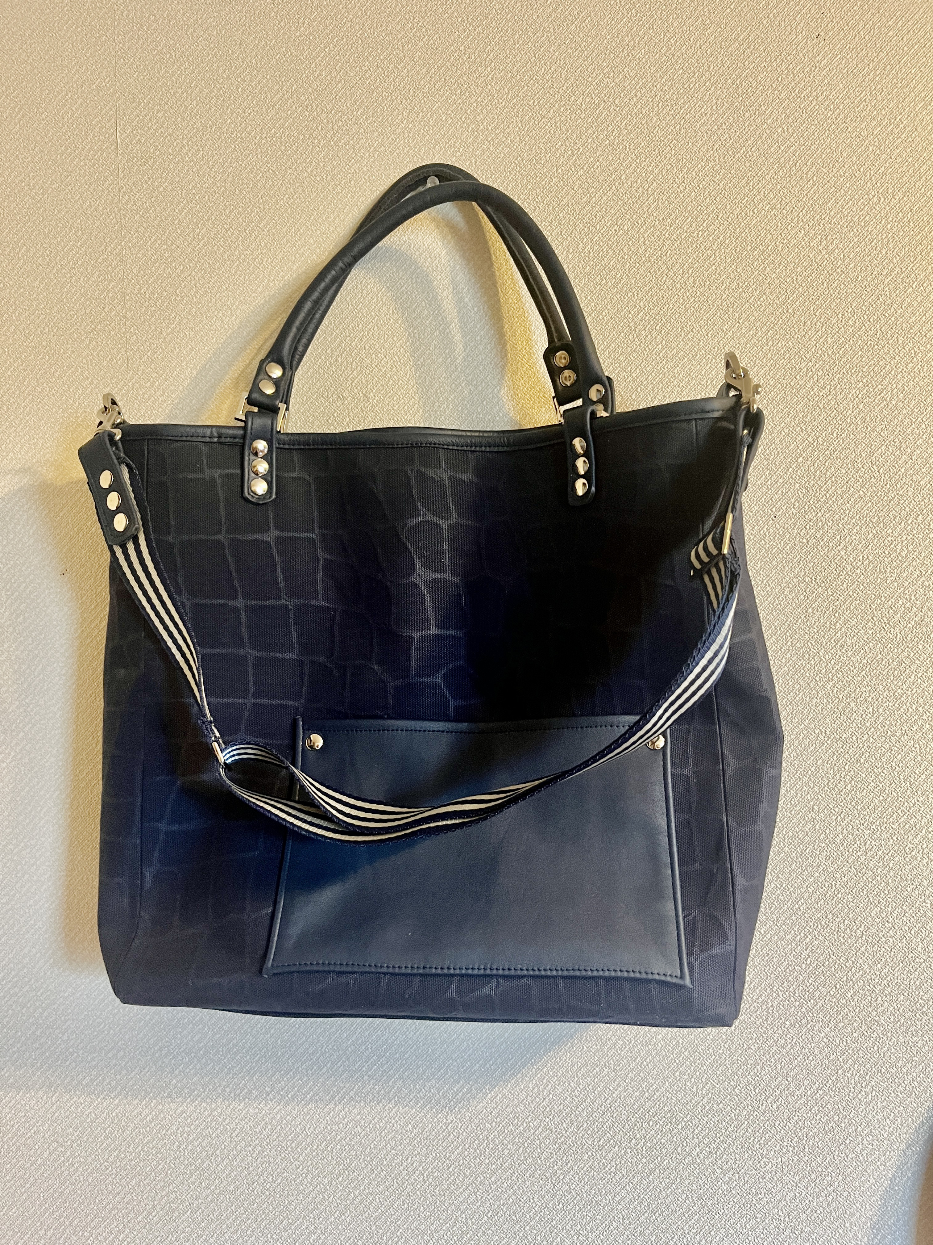 ネイビーのワニ柄型押しの帆布の2wayトートバッグ