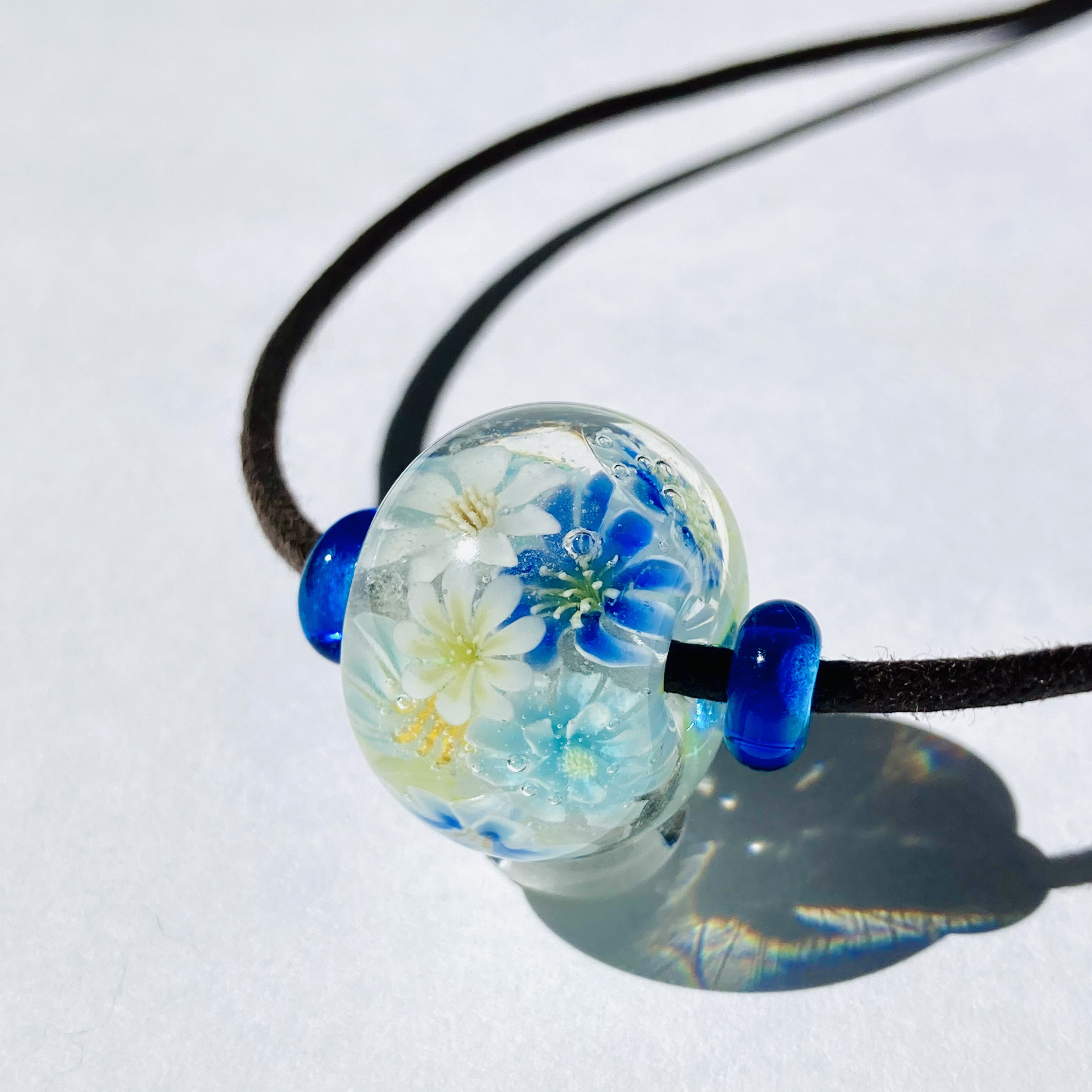 フラワーブーケ　とんぼ玉　ガラスネックレス　ブルー