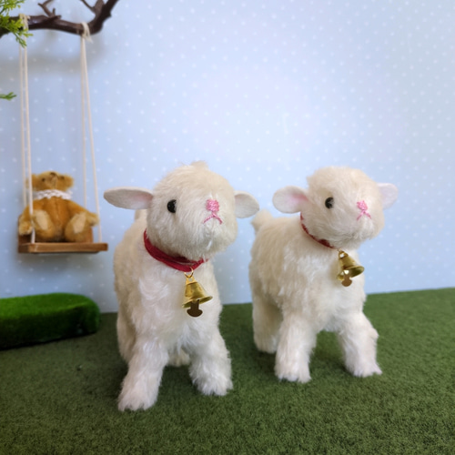 ヤギのぬいぐるみ】雪のような白さ — ベルを携えたドイツ製モヘアの