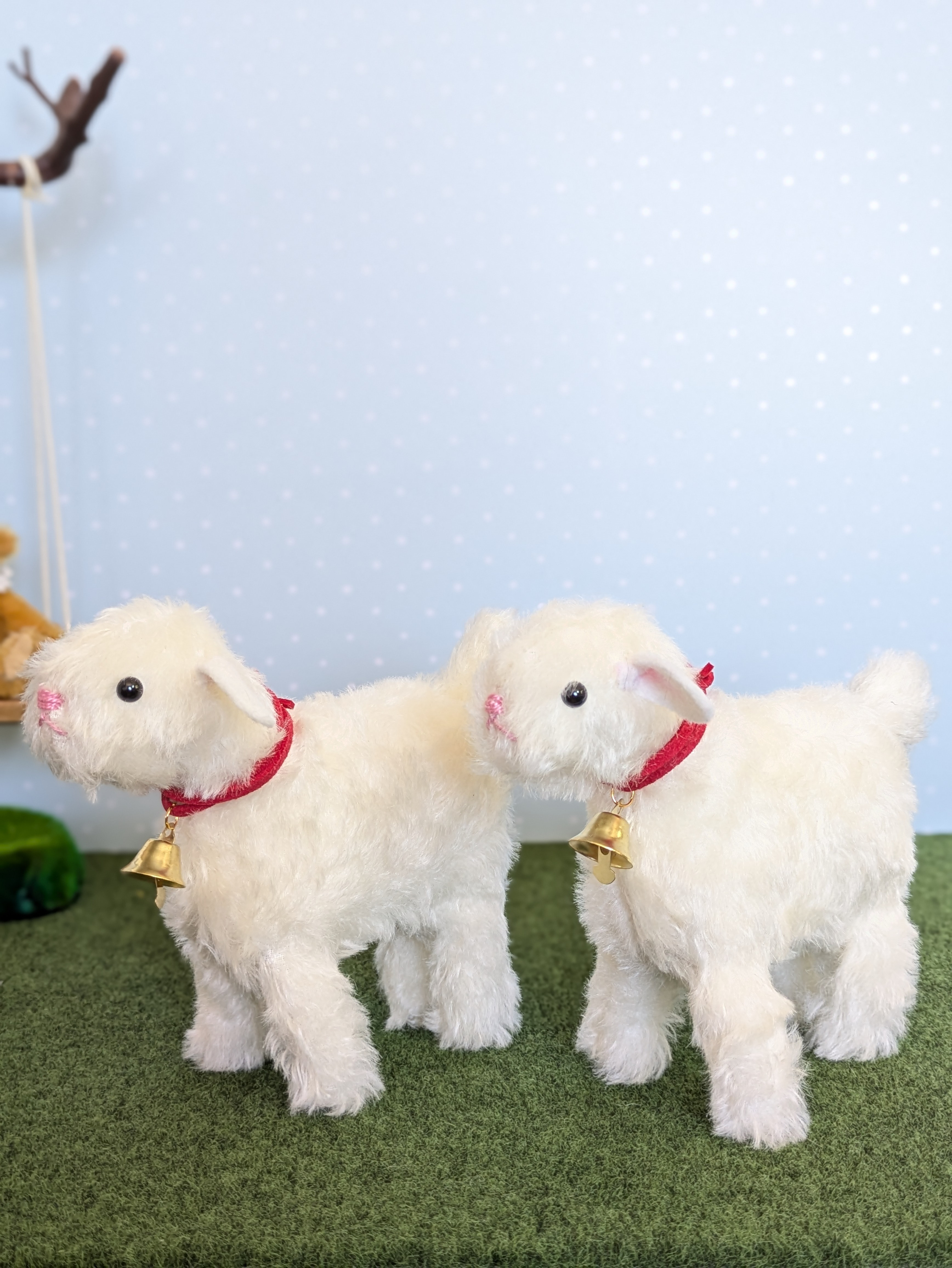 【ヤギのぬいぐるみ】雪のような白さ — ベルを携えたドイツ製モヘアのヤギさんぬいぐるみ プレゼント　記念品　白