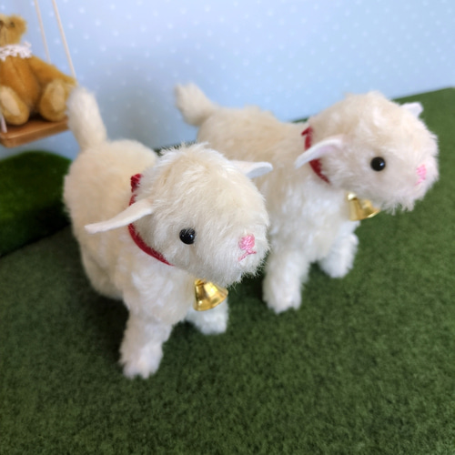 再販【ヤギのぬいぐるみ】雪のような白さ — ベルを携えたドイツ製