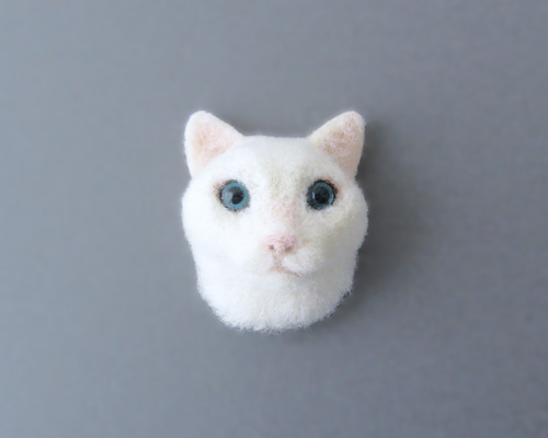 羊毛フェルト猫 白猫ブローチ フェルトのブローチ 白猫 リアル猫風(FAB-018-NW) ブローチ