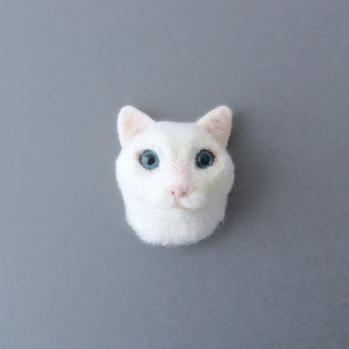 羊毛フェルト猫 白猫ブローチ フェルトのブローチ 白猫 リアル猫風(FAB-018-NW) ブローチ