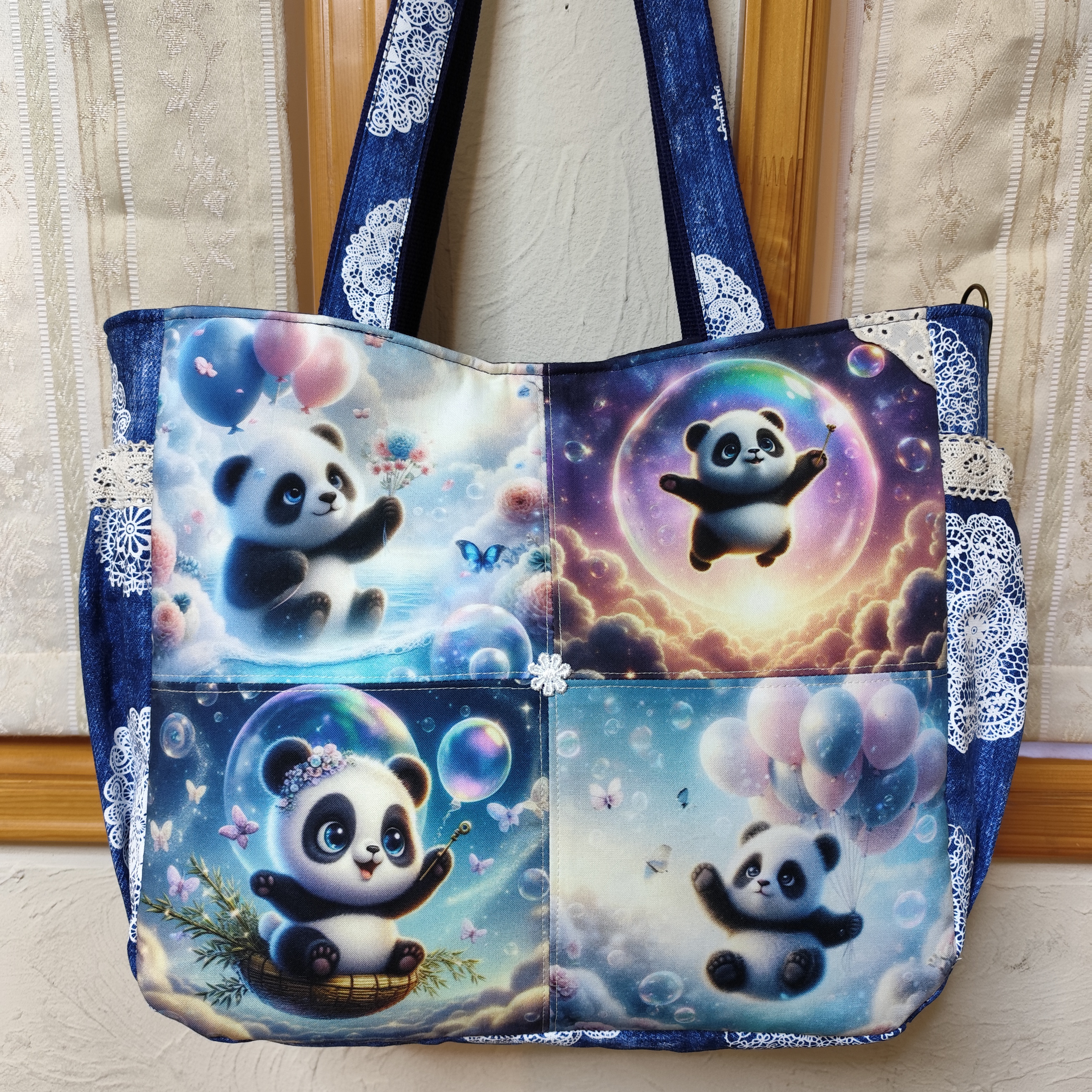 ふんわりサイドポケットトートバッグ(幻想的パンダちゃんパネルとデニム風ドイリー柄)