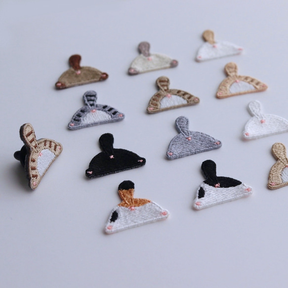 刺繍ピンバッジ　「うちの子いるかな　ねこのおしり」 1枚目の画像
