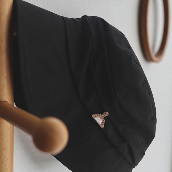 刺繍ピンバッジ　「うちの子いるかな　ねこのおしり」 3枚目の画像