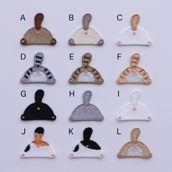 刺繍ピンバッジ　「うちの子いるかな　ねこのおしり」 2枚目の画像