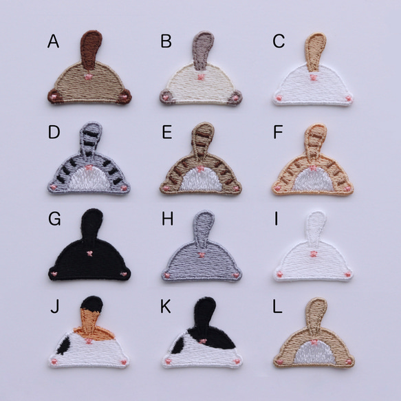 刺繍ピンバッジ　「うちの子いるかな　ねこのおしり」 2枚目の画像