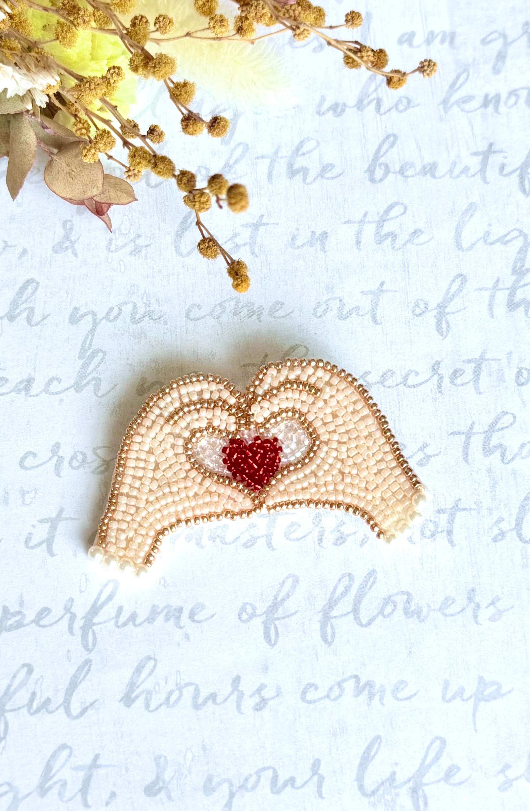 リュネビル刺繍のブローチ・ハンドサイン（両手ハート）