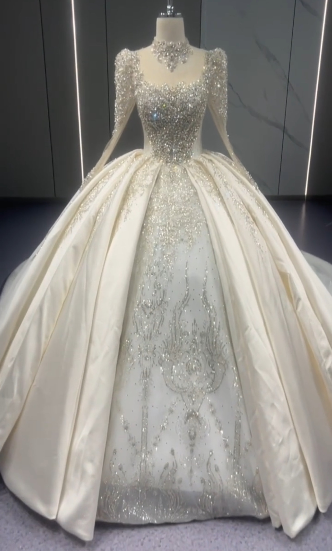 高級感溢れる　オフホワイト　ブライダル　華やかなトレーン　魅惑なレース　イリュージョンネック花嫁海外挙式パーティードレス