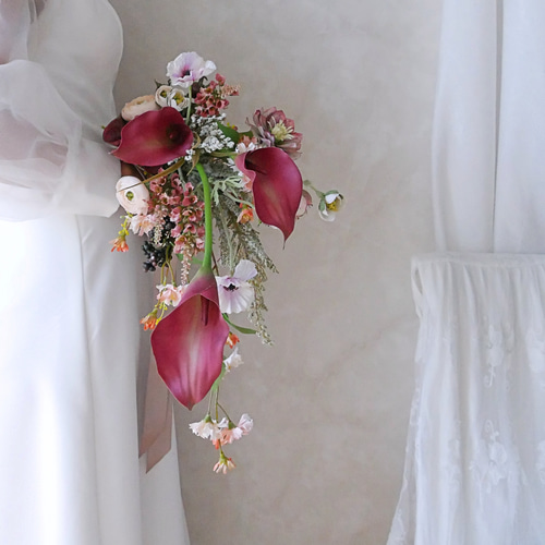 バーガンディの縦長アームブーケ｜カラー×アンスリウム｜造花