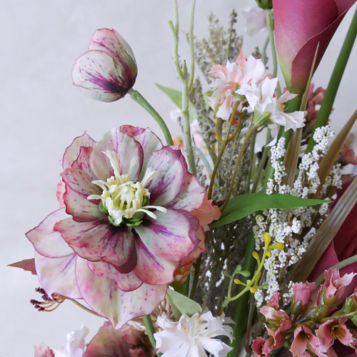 バーガンディの縦長アームブーケ｜カラー×アンスリウム｜造花