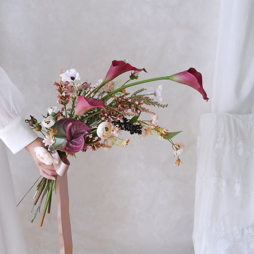 バーガンディの縦長アームブーケ｜カラー×アンスリウム｜造花