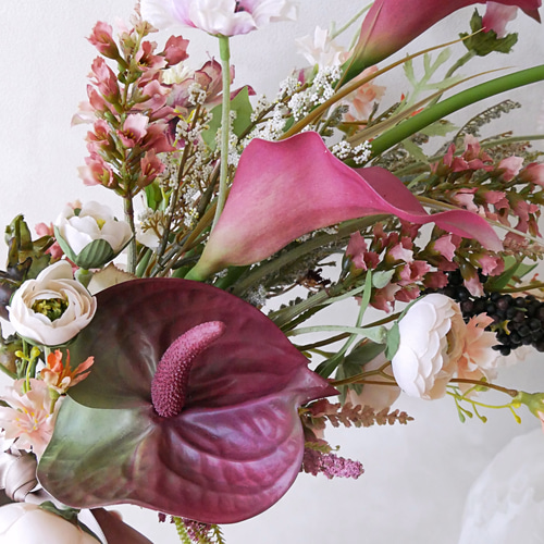 バーガンディの縦長アームブーケ｜カラー×アンスリウム｜造花