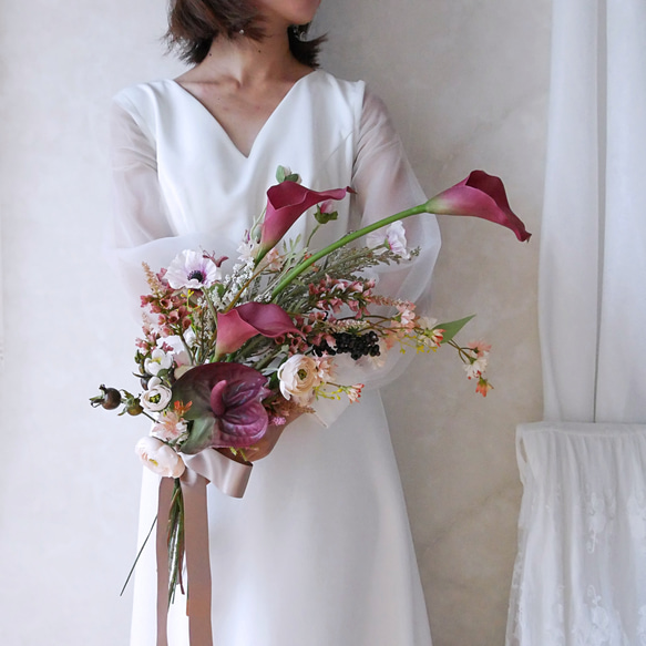 バーガンディの縦長アームブーケ｜カラー×アンスリウム｜造花