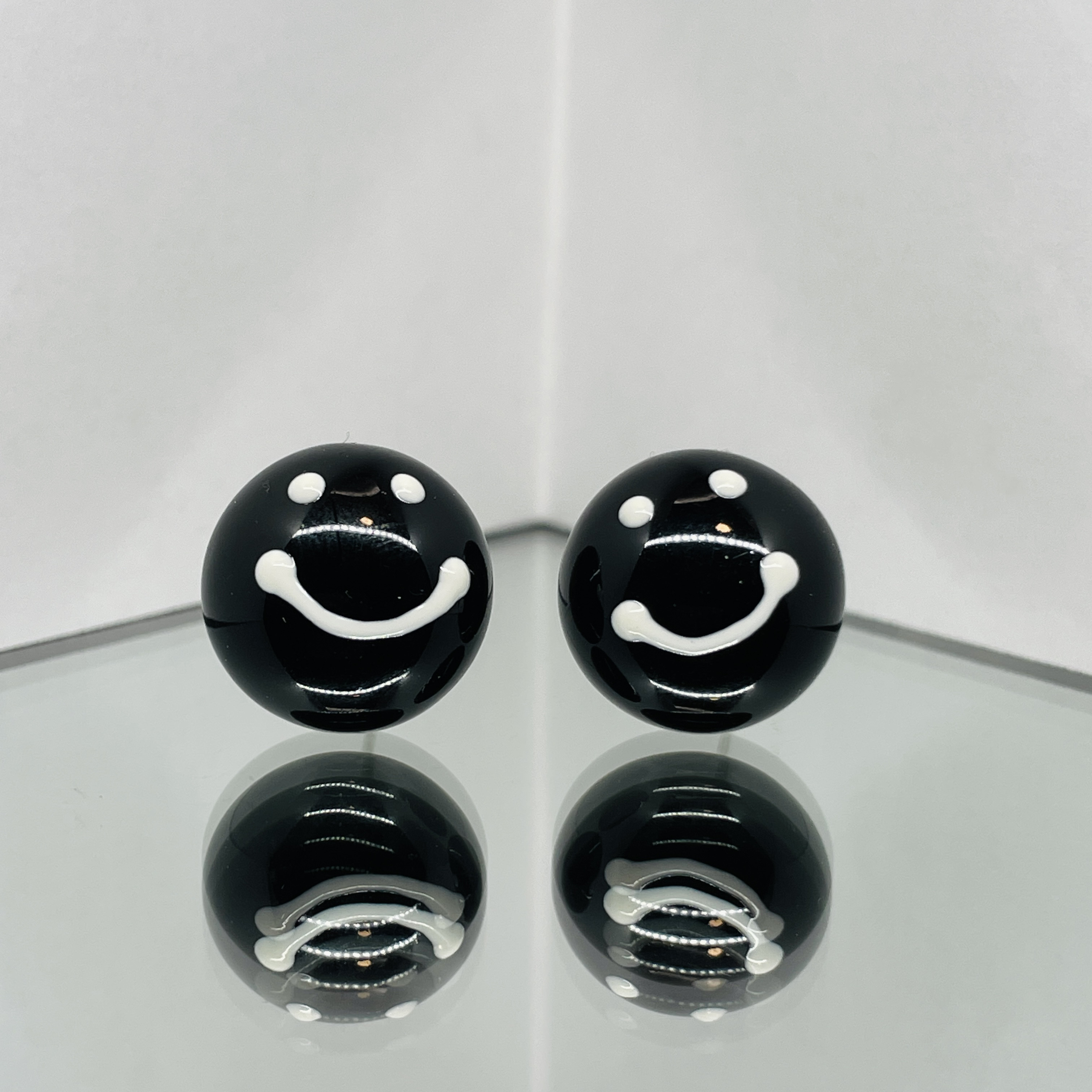 スマイリーフェイス ホールピアス/中性 4,200円