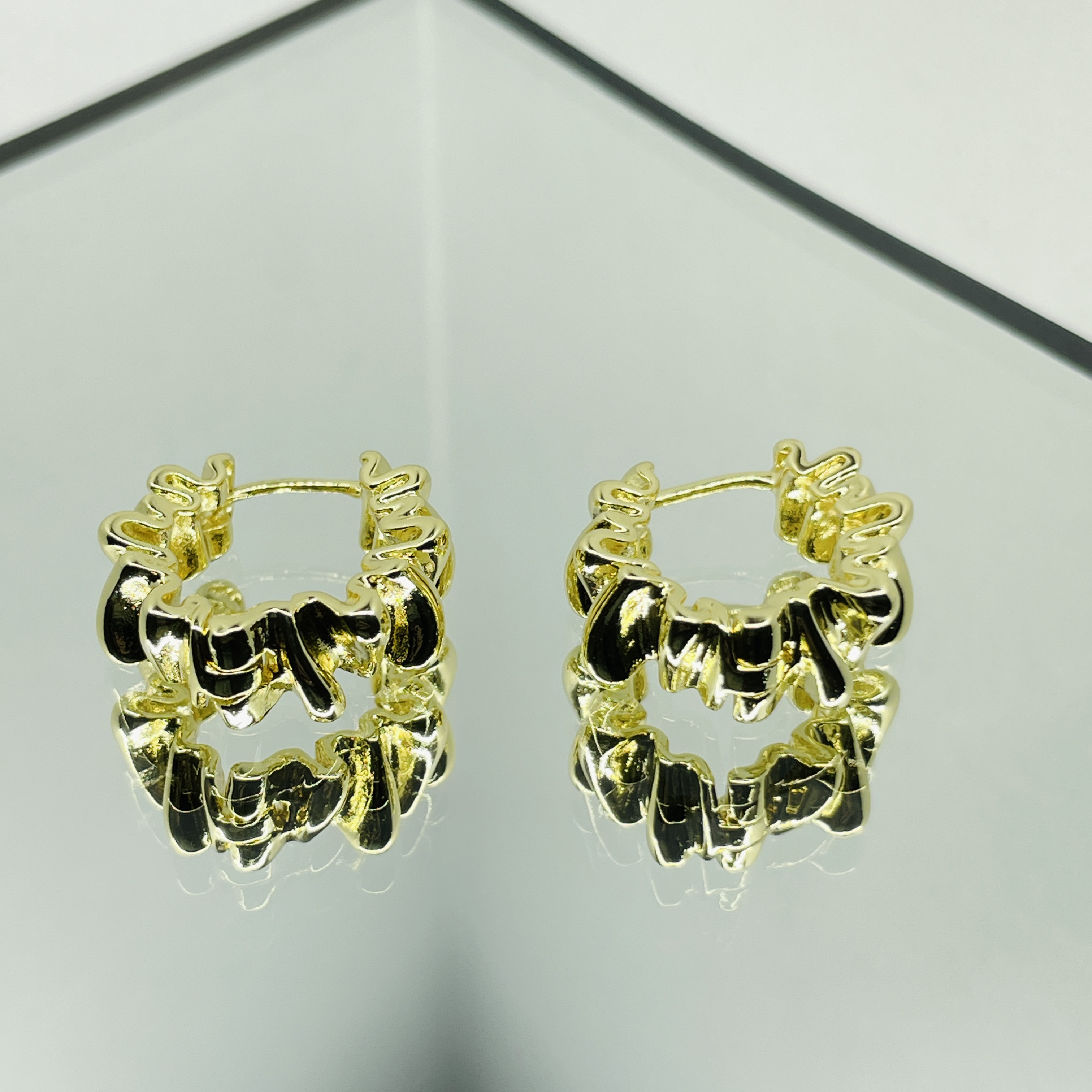 ゴールド×ブラック フリルデザインイヤリング（専用ケース付き）