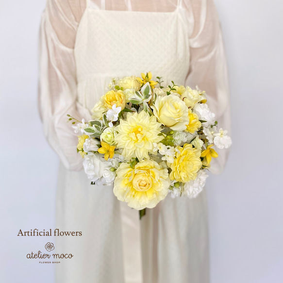 白ダリア×ブルー×黄色クラッチブーケ☆ブートニア 青、ダリア、夏ブーケ、ウェディングブーケ、クラッチブーケ