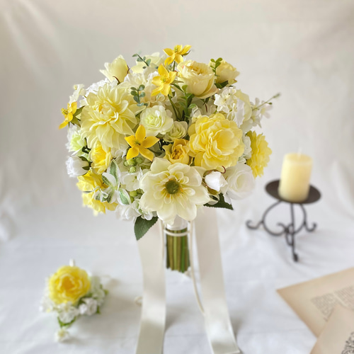 白ダリア×ブルー×黄色クラッチブーケ☆ブートニア 楽天市場】ウェディングブーケ ブーケ 造花 青 グレイッシュ