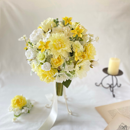 白ダリア×ブルー×黄色クラッチブーケ☆ブートニア オーダーメイド】レモンイエロー ダリアとローズの ラウンド