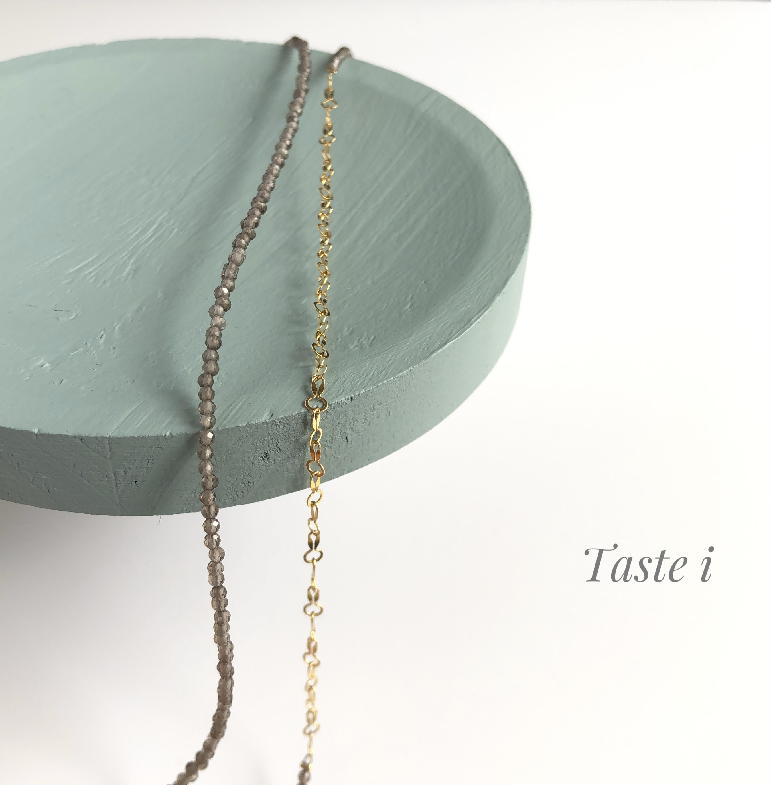 【大人テイスト】スモーキークォーツ極小カット入り2ミリと14kgfチェーンのアシンメトリーネックレス〔20225〕