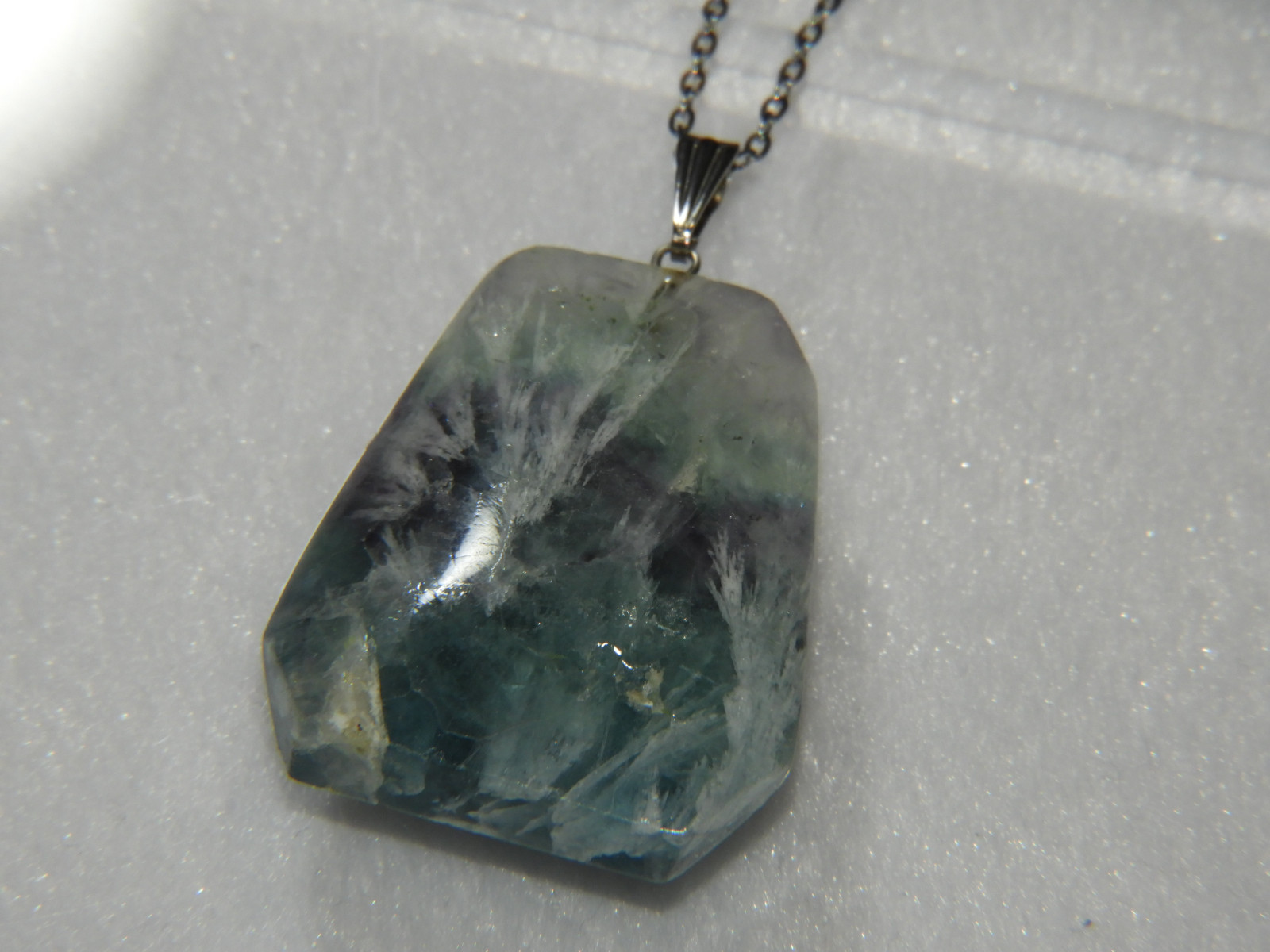 大人気！特大のエンジェルフェザーフローライトペンンダント！記憶力を高め、心を癒す！メイドインジャパン　天然石　１０