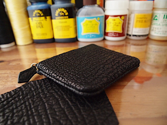 【受注製作】鮫皮で作る手縫いのポーチコインケース