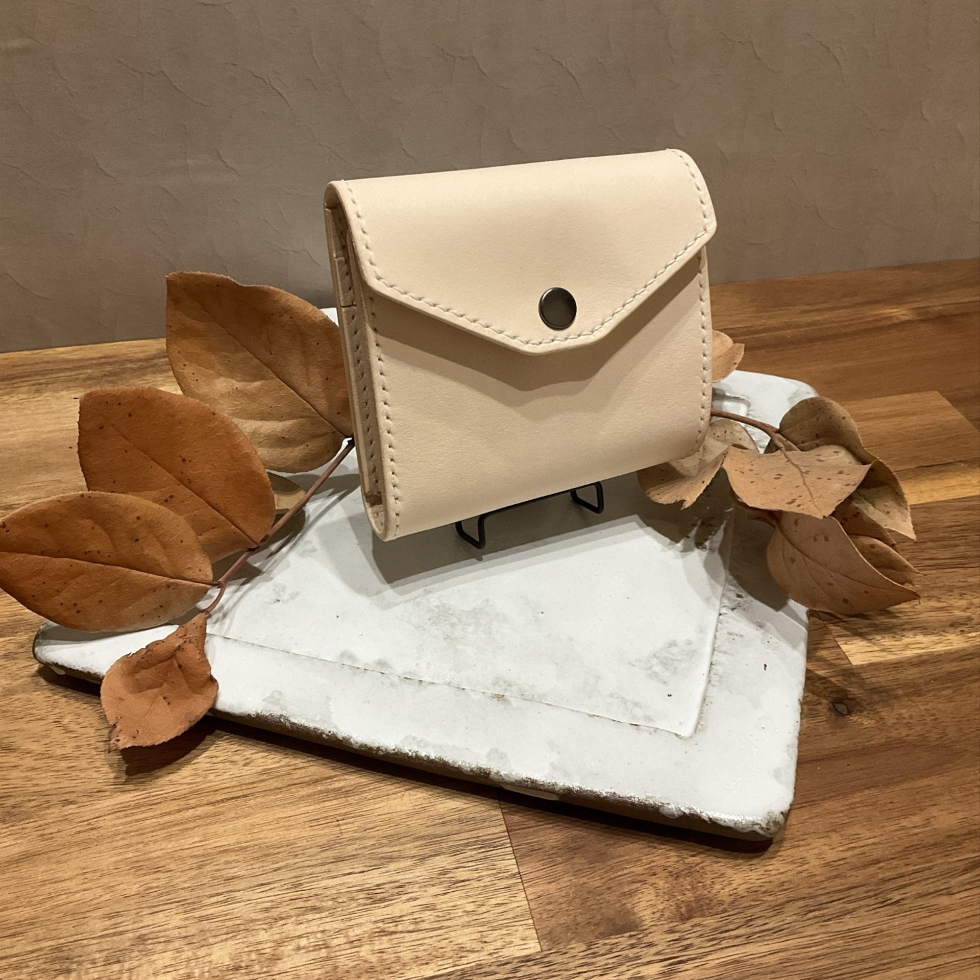 生成り　ヌメ革ハーフウォレット