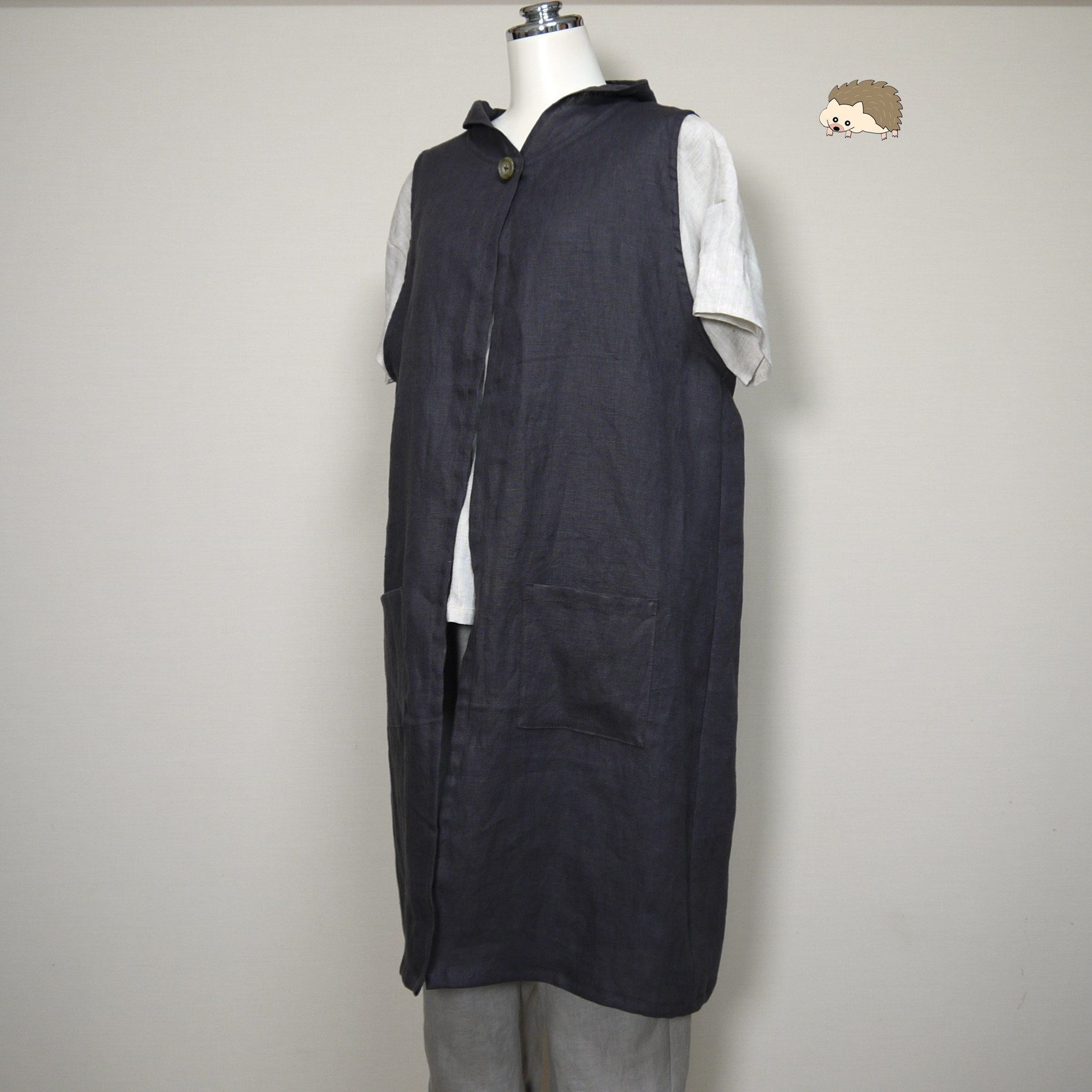 カラーリネン◆お飾りフードのロングジレ◆チャコール◆フリーサイズ（中厚、リネン100％）～ジレ・ベスト～