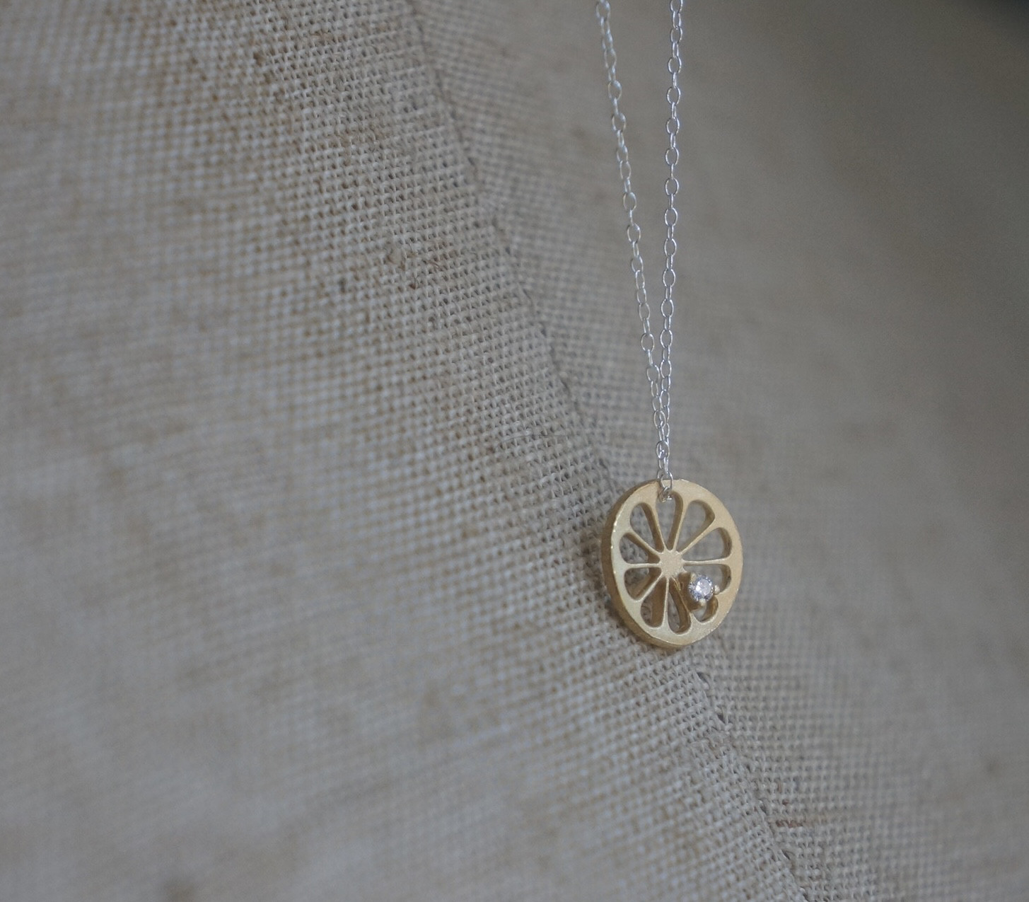 レモンのスライスペンダント［種付き］（K18メッキ）