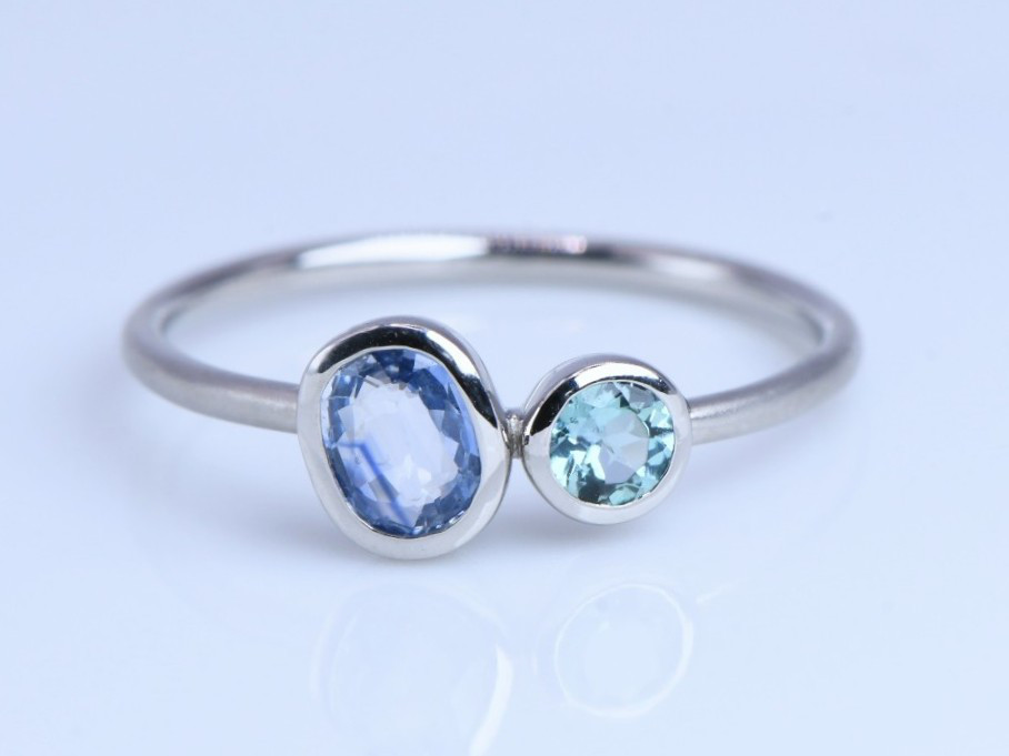 Pt900 アイスブルーサファイアとコーネルピンのリング