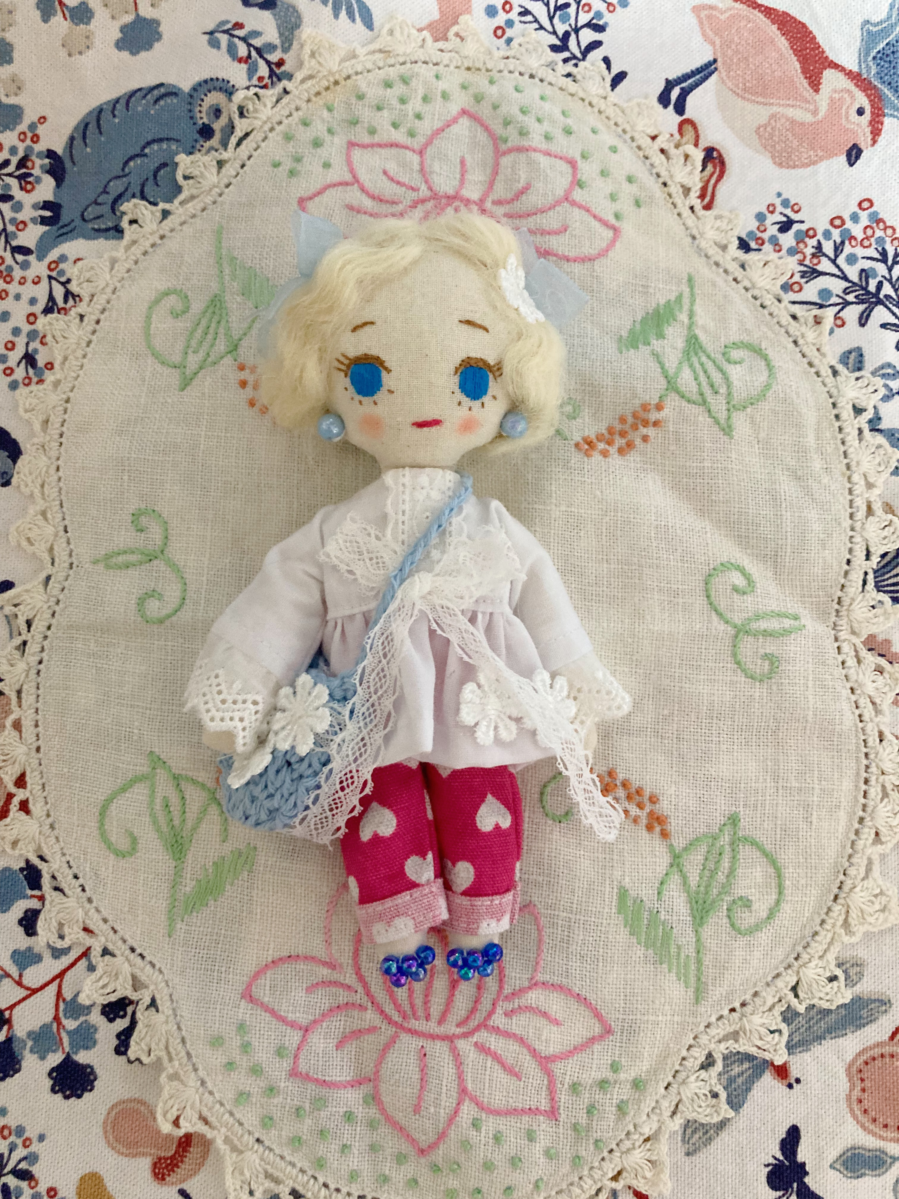 ブルーアイのもえちゃん　ドールチャーム　バックチャーム　布人形　ホワイトレースブラウス×パンツコーデNO330