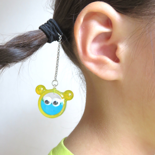 まるでイヤリングに見える] ゆらゆらゆれるモンスターモチーフの