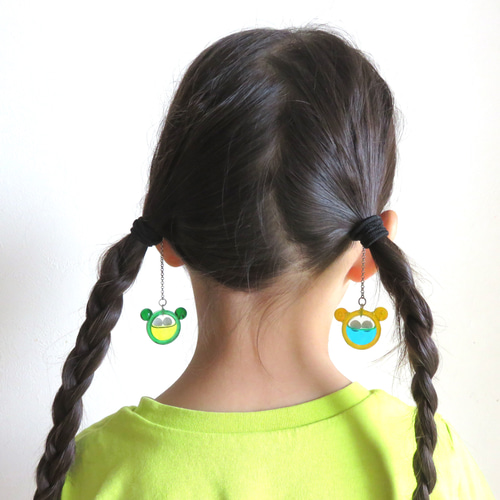 まるでイヤリングに見える] ゆらゆらゆれるモンスターモチーフの