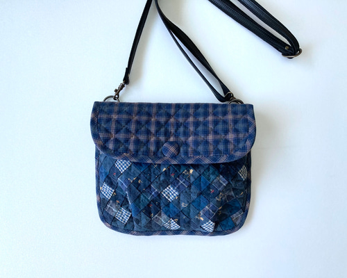 濃紺のパッチワークキルトショルダーバッグ ショルダーバッグ lilla
