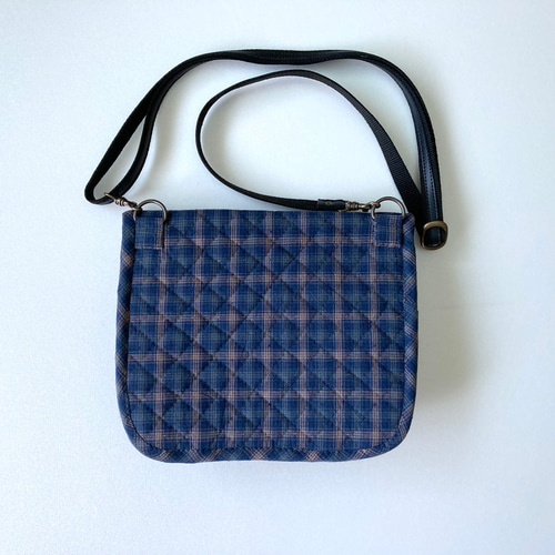 濃紺のパッチワークキルトショルダーバッグ ショルダーバッグ lilla