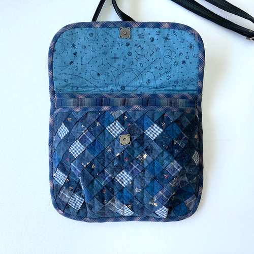 濃紺のパッチワークキルトショルダーバッグ ショルダーバッグ lilla
