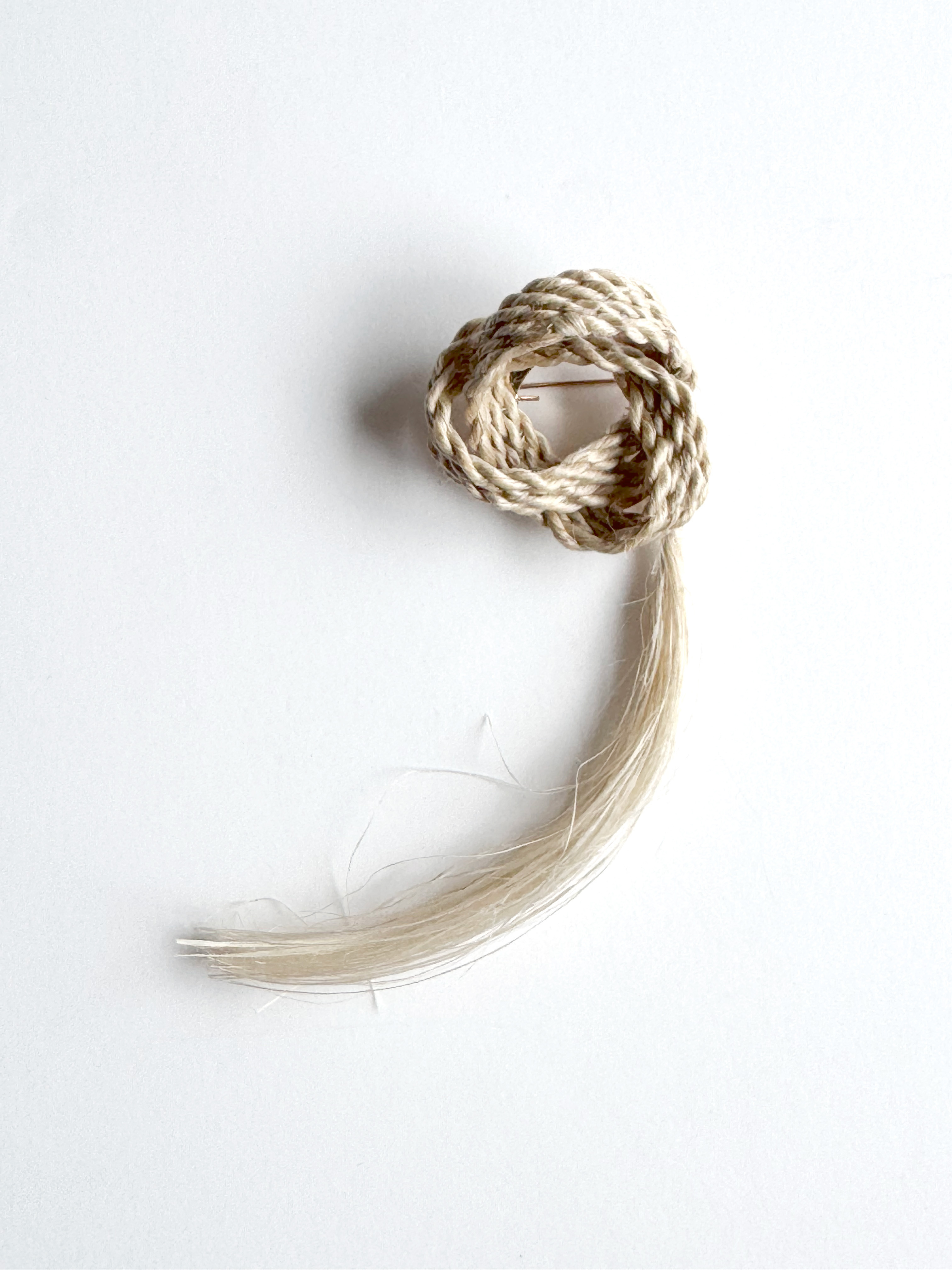 ✨国産100%精麻のブローチ＃8 - 内側にある“静かな光”を呼び覚まし、日々を美しく整える装身具 -